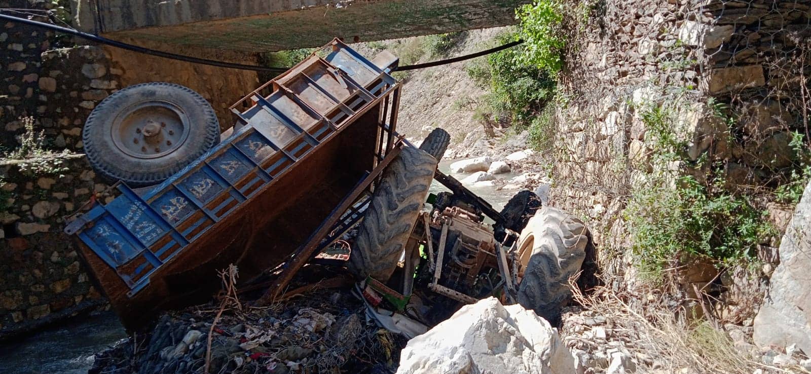 बैतडीको बगडी खोलामा ट्याक्टर खस्यो, चालक गम्भीर घाइते 